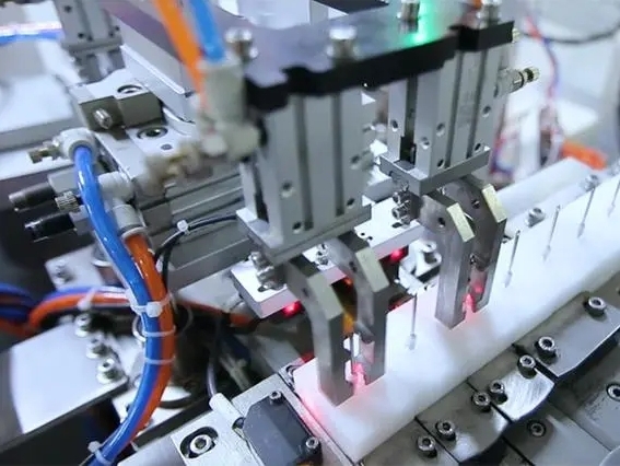What benefits does a fully automatic labeling machine bring to an enterprise's production?